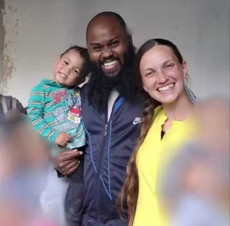 Mãe de menino de três anos morto após ser espancado pelo pai também é presa