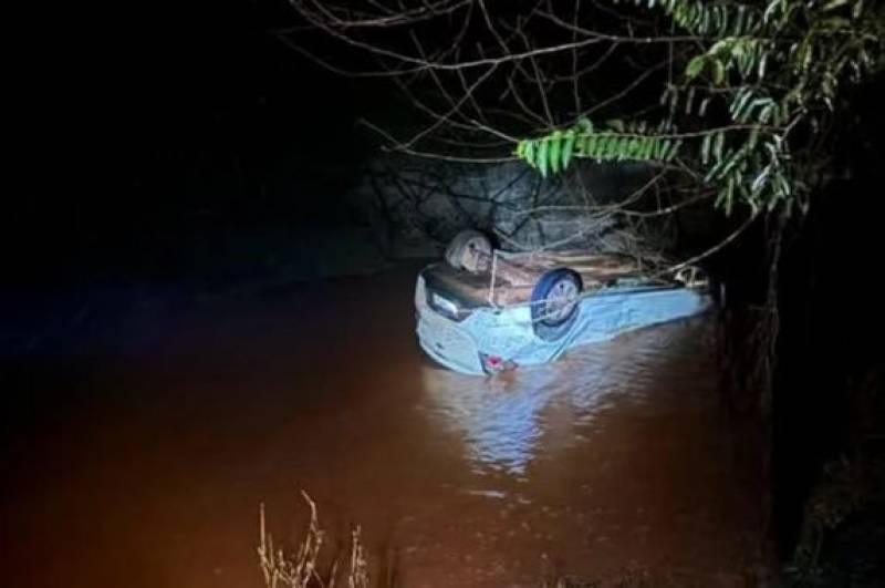 Adolescente morre após carro cair em rio no interior de Jacutinga