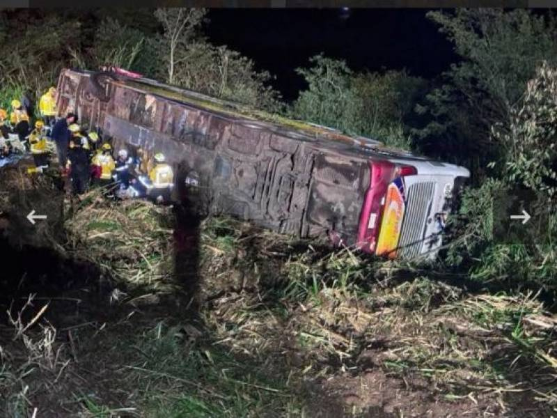 Ônibus que saiu de Gramado (RS) tomba em ribanceira e deixa três paraguaios mortos na SC-492, em Santa Catarina