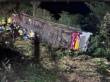 Ônibus que saiu de Gramado (RS) tomba em ribanceira e deixa três paraguaios mortos na SC-492, em Santa Catarina