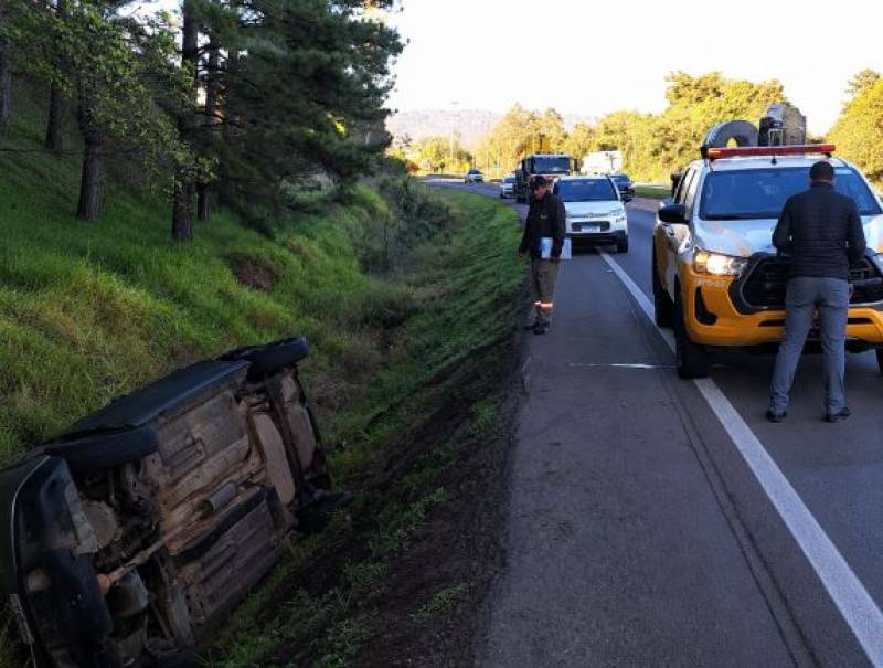 Motorista morre após carro sair da pista e capotar na ERS-122, em São Sebastião do Caí