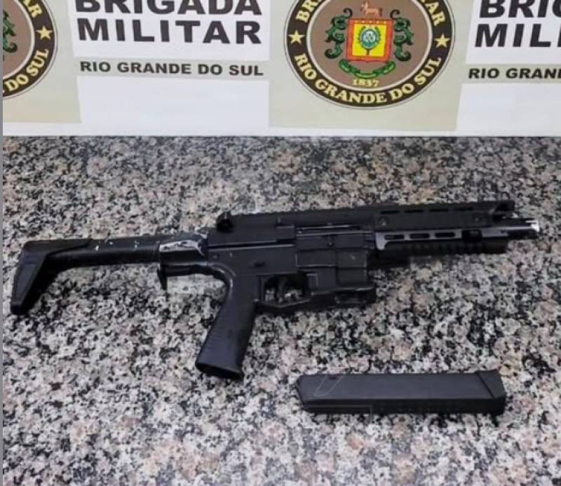 Brigada Militar apreende submetralhadora 9mm e conduz dois homens à delegacia em Santo Ângelo