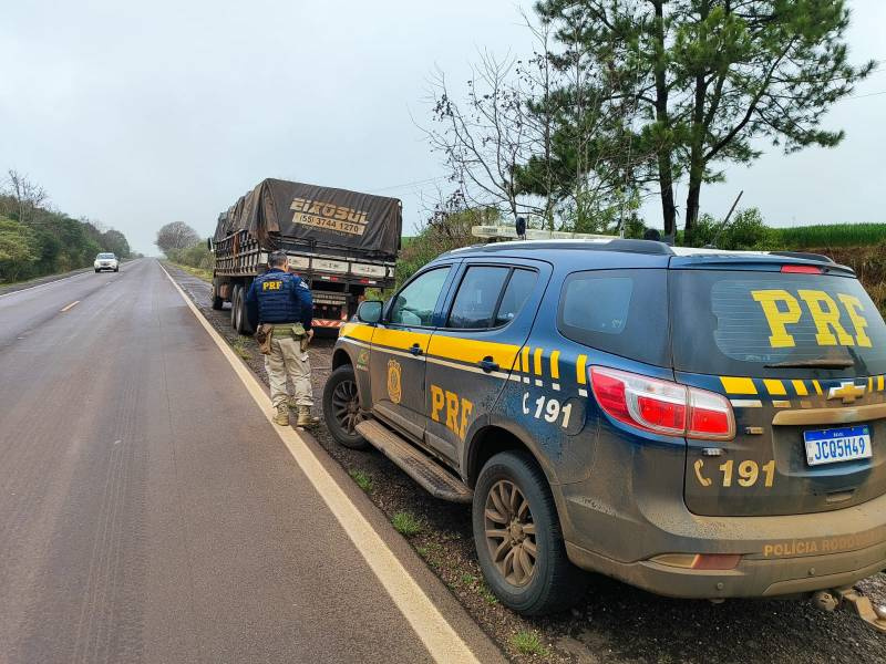 PRF prende homem transportando 50 mil maços de cigarros contrabandeados em Pejuçara