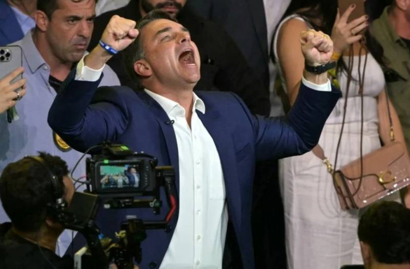 Flávio Bolsonaro oficializa candidatura à presidência