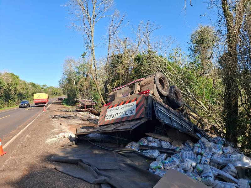 Colisão entre carreta e carro na BR-285 deixa motorista preso às ferragens e mobiliza equipes de resgate