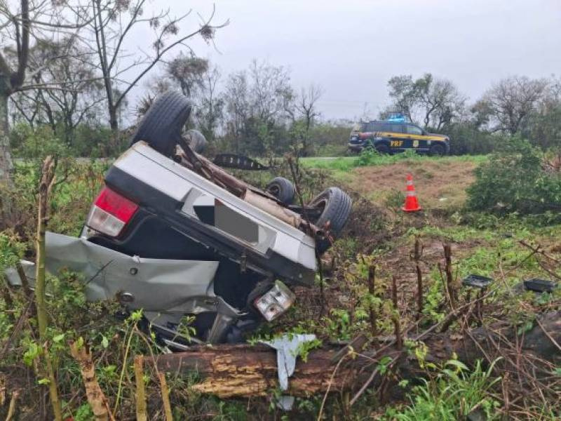 Motorista fica gravemente ferido após capotamento na BR-287, em São Borja