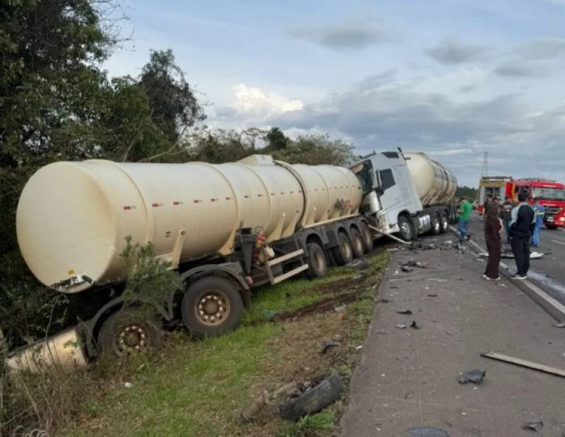 Acidente entre caminhões e van na BR 282 deixa uma pessoa gravemente ferida