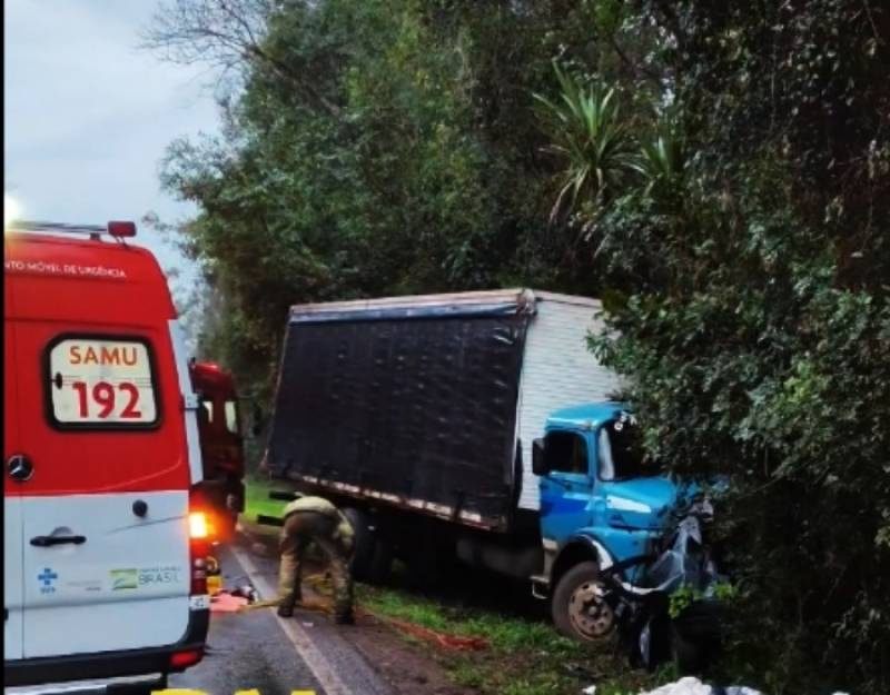 Colisão frontal entre carro e caminhão na BR-158, em Panambi, deixa dois mortos