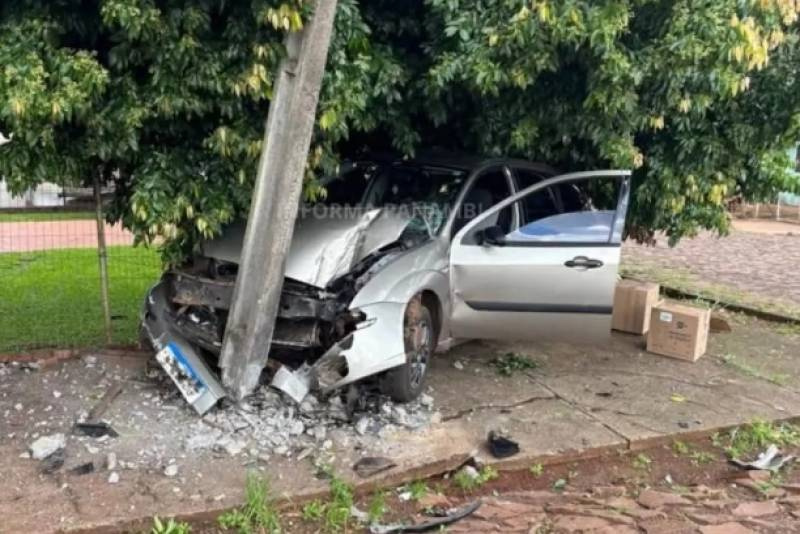 Carro bate em poste e condutora fica ferida no bairro Arco-Íris, em Panambi