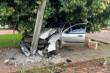 Carro bate em poste e condutora fica ferida no bairro Arco-Íris, em Panambi
