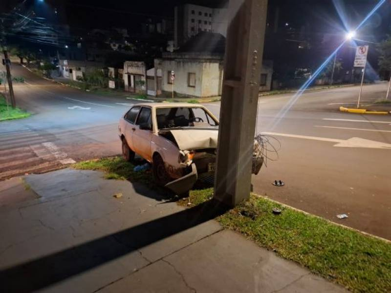 VW Gol bate em poste durante a madrugada no Centro de Ijuí