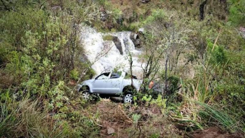 Motorista morre após caminhonete sair da pista e cair em riacho em SC