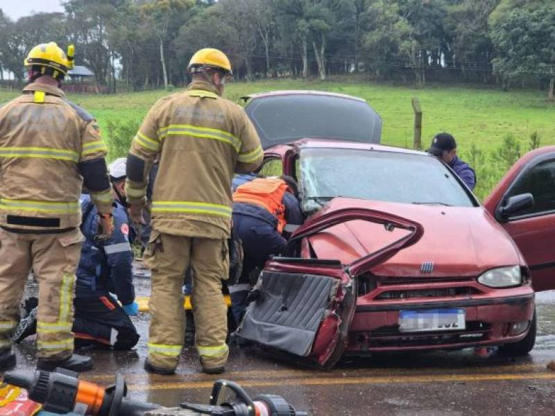 Grave acidente deixa quatro pessoas feridas na ERS-324, em Passo Fundo