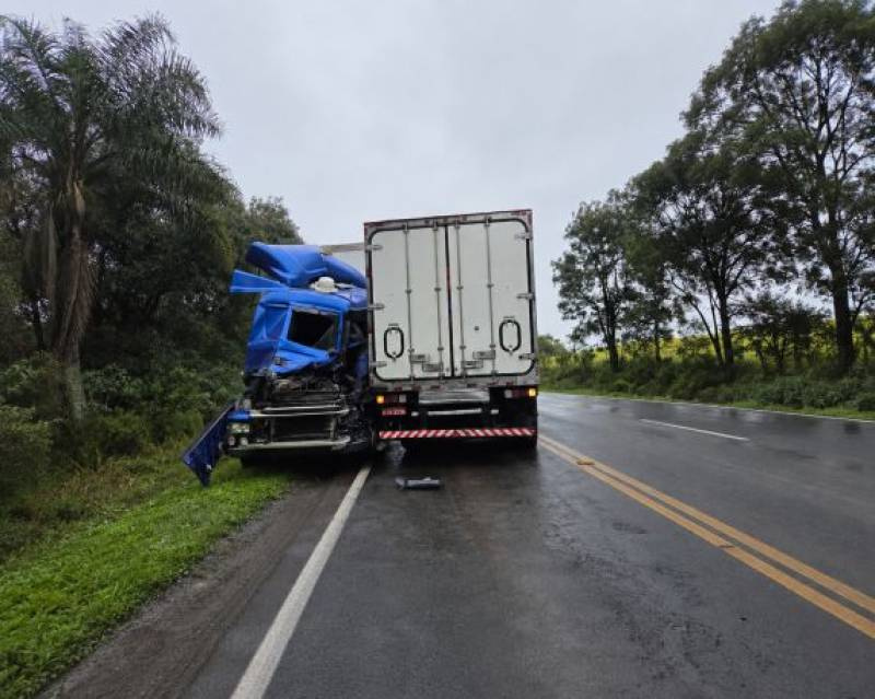 Colisão entre carretas deixa caminhoneiro morto na ERS-135