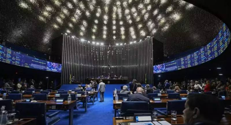 Congresso aprova projeto que reduz preço do combustível com dinheiro da alta do petróleo e amplia gastos fora do teto