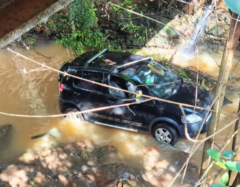 Acidente de trânsito: veículo cai em riacho junto à ponte na Rua 25 de Julho
