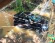 Acidente de trânsito: veículo cai em riacho junto à ponte na Rua 25 de Julho