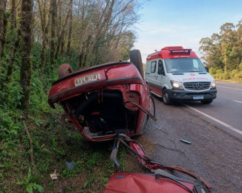 Carro sai da pista, atinge árvores e capota na BR-158
