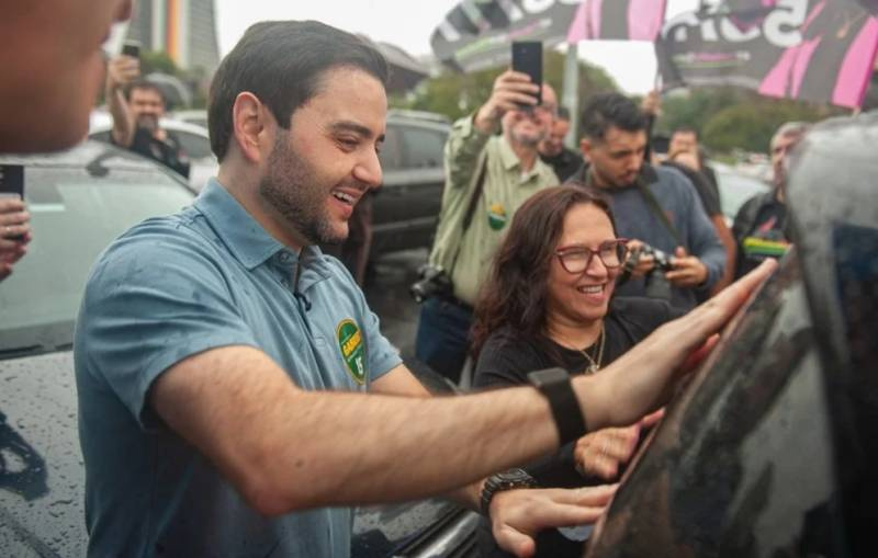 Gabriel Souza começa campanha ao governo do RS com adesivaço na Cidade Baixa