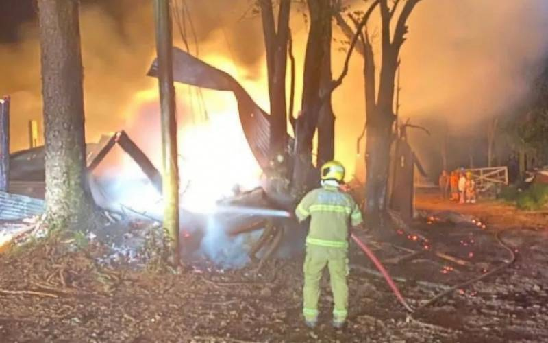 Incêndio de grandes proporções atinge madeireira em Palmeira das Missões