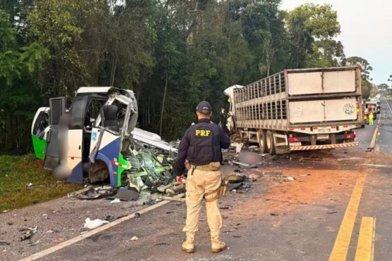 Acidente entre ônibus e carreta de Erechim deixa mais de 20 mortos no Paraná