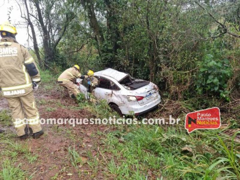 Jovem sofre ferimentos leves após capotar veículo na BR-472, em Três de Maio