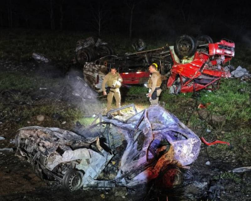 Pai e dois filhos morrem em grave acidente na SC-305