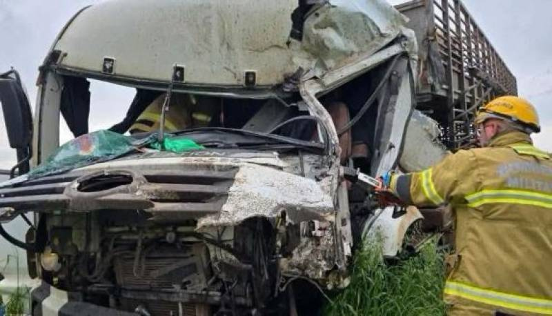 Colisão entre dois caminhões deixa um morto e motorista de Santo Ângelo ferido na ERS-463