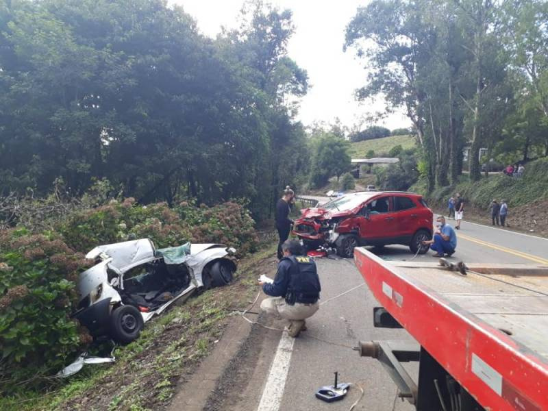 Casal morre em colisão entre dois veículos de passeio na BR-116