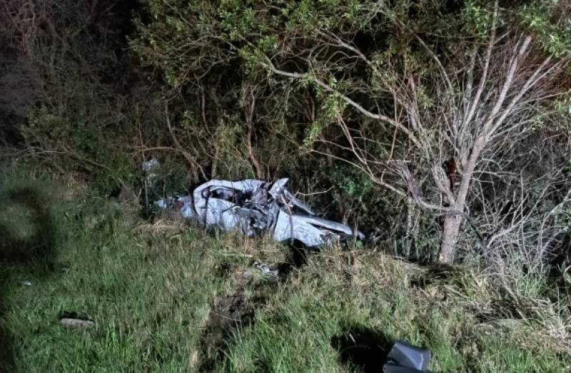 Condutor morre após carro atropelar capivara, invadir pista contrária e colidir com carreta no sul do estado