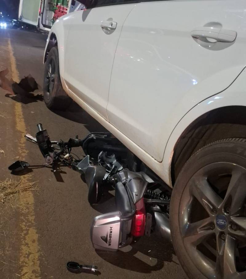 Moto elétrica fica presa embaixo de carro após colisão no centro de ijuí