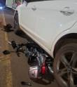 Moto elétrica fica presa embaixo de carro após colisão no centro de ijuí