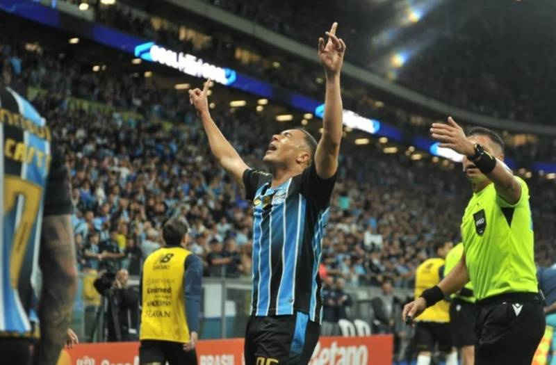 Grêmio vai à semifinal da Copa do Brasil enquanto Inter mergulha na crise