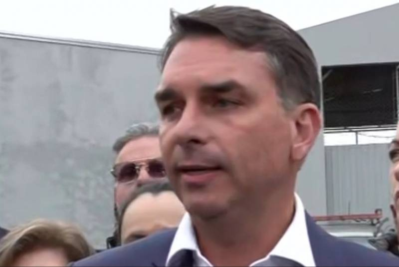 Flávio Bolsonaro chama Alexandre de Moraes de “laranja podre” do STF e promete resgatar credibilidade das instituições