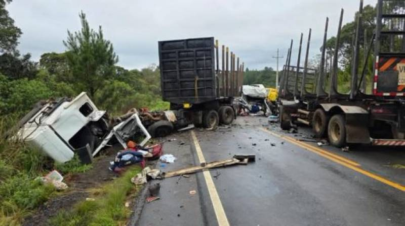 Grave acidente entre duas carretas e ônibus deixa motoristas em estado crítico na SC-350