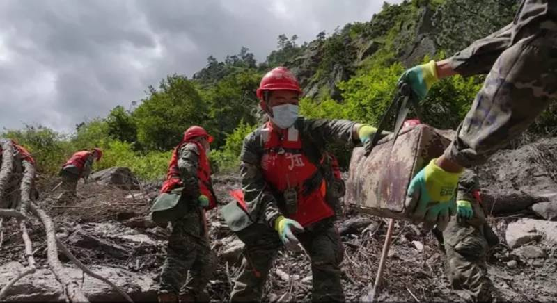 Aumenta para quase 1,4 mil o número de mortos na tragédia na fronteira entre o Nepal e a China