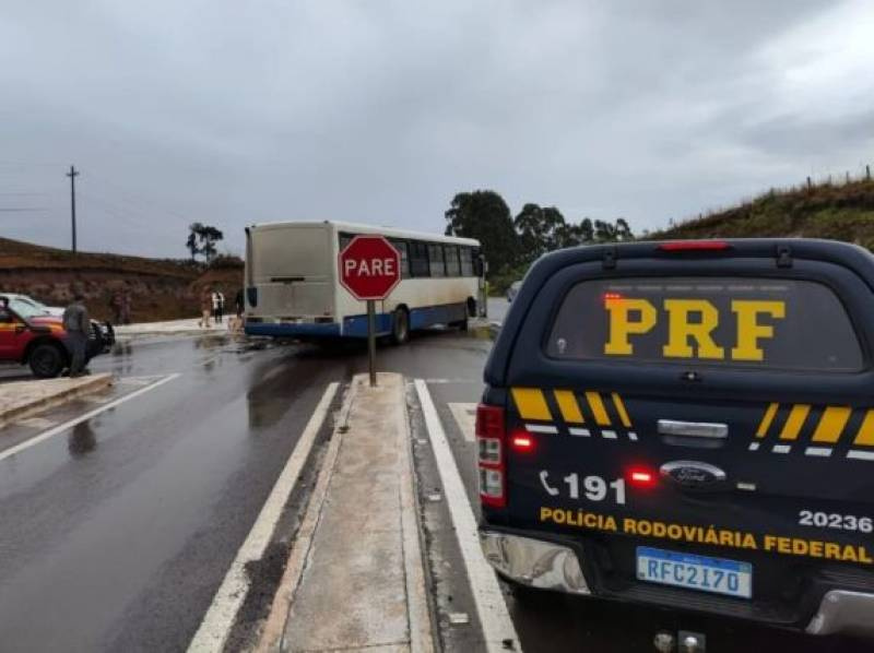Colisão entre ônibus e van deixa uma pessoa morta na BR-285