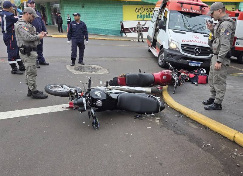 Duas motos colidem no Centro de Ijuí; um dos condutores fica gravemente ferido