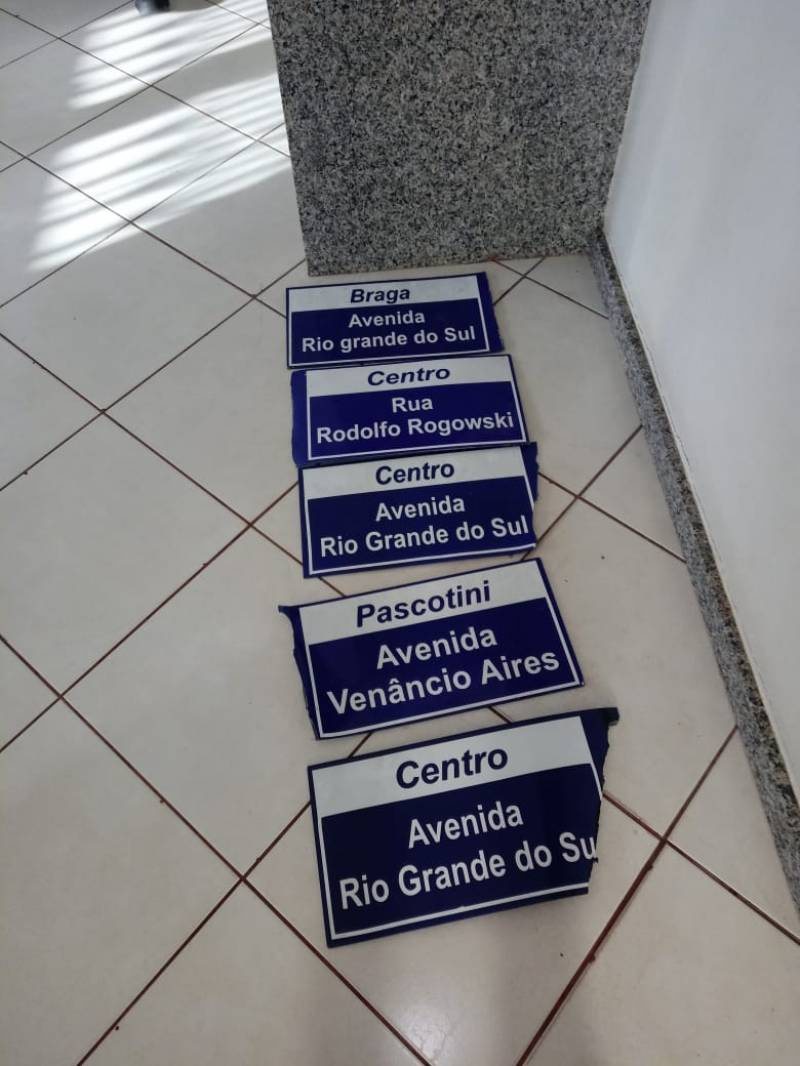Jovem é preso pela Patram com placas indicativas de ruas, e substância com caracteristicas de maconha