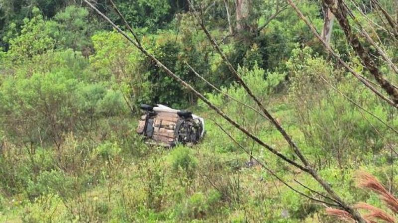 Mulher morre após carro sair da pista e cair em ribanceira na VRS-855