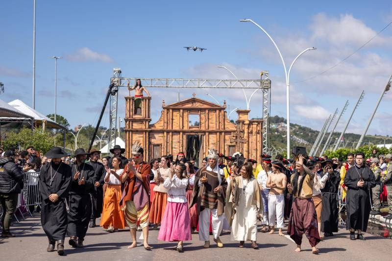 Em Porto Alegre desfile Farroupilha 2026 celebra 400 anos das Missões Jesuíticas Guaranis