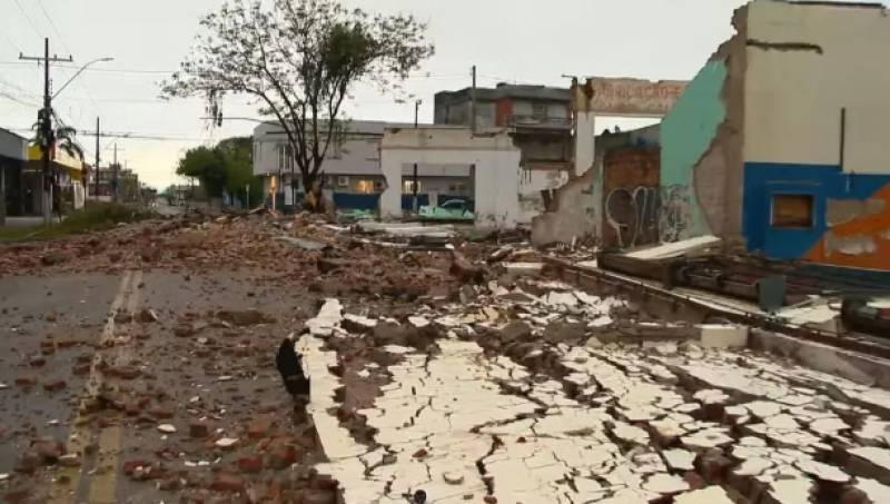 Prédio desaba durante forte ventania no sul do RS