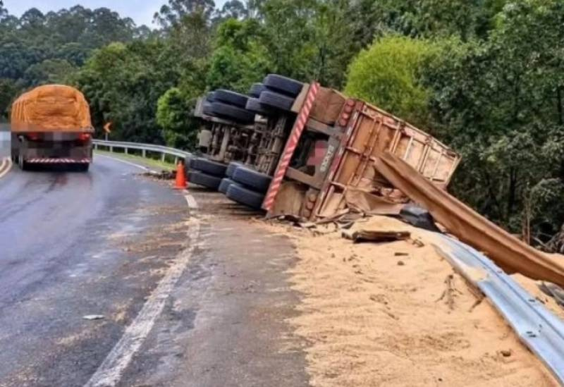 Motorista morre após carreta tombar na BR-153