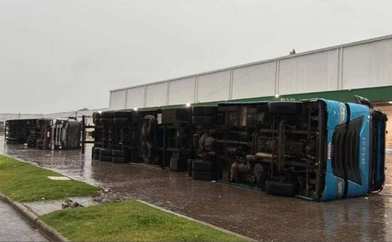 Caminhões tombam com a força do vento em Nova Santa Rita