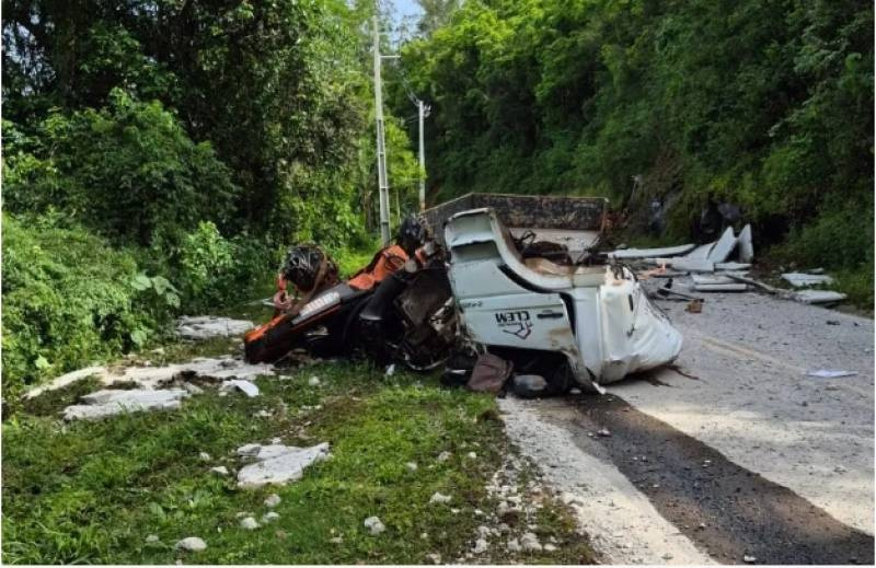Motorista morre em acidente após caminhão sair da pista e colidir em paredão de pedras em Itapiranga