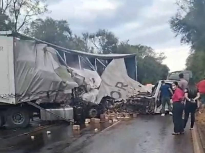 Carreta tomba na BR-285, em Entre-Ijuis. Uma pessoa fica gravemente ferida