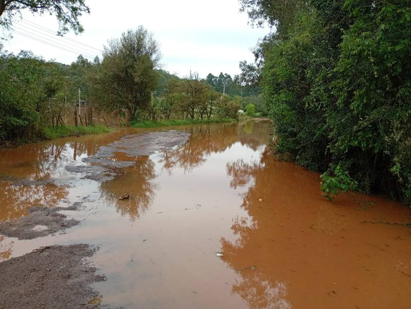 Água invade estrada e propriedades rurais na região da Barra do São João, em Santo Ângelo