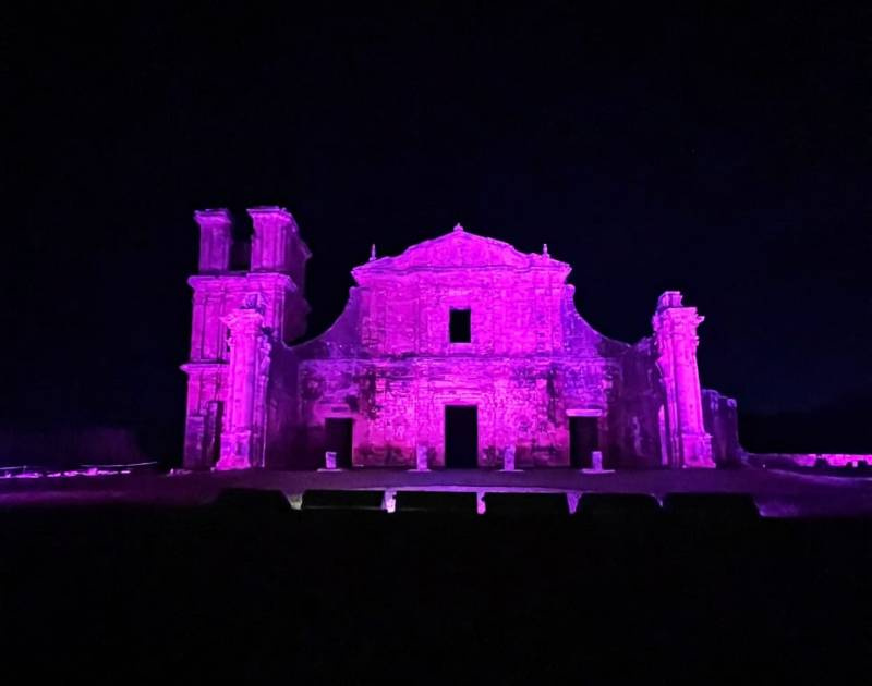 Ruínas de São Miguel Arcanjo ganham iluminação rosa em apoio à campanha Outubro Rosa