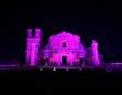 Ruínas de São Miguel Arcanjo ganham iluminação rosa em apoio à campanha Outubro Rosa
