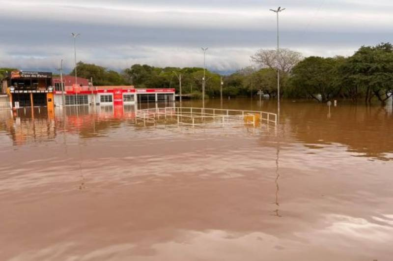 Rio Uruguai transborda em São Borja; Defesa Civil mantém alerta até a tarde de domingo